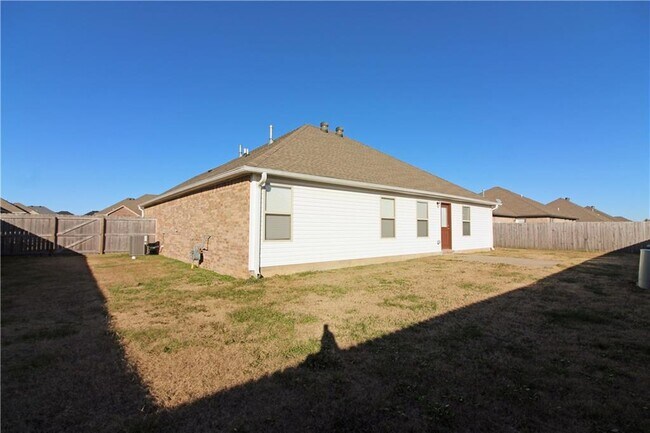 Building Photo - 601 Lasso Ln
