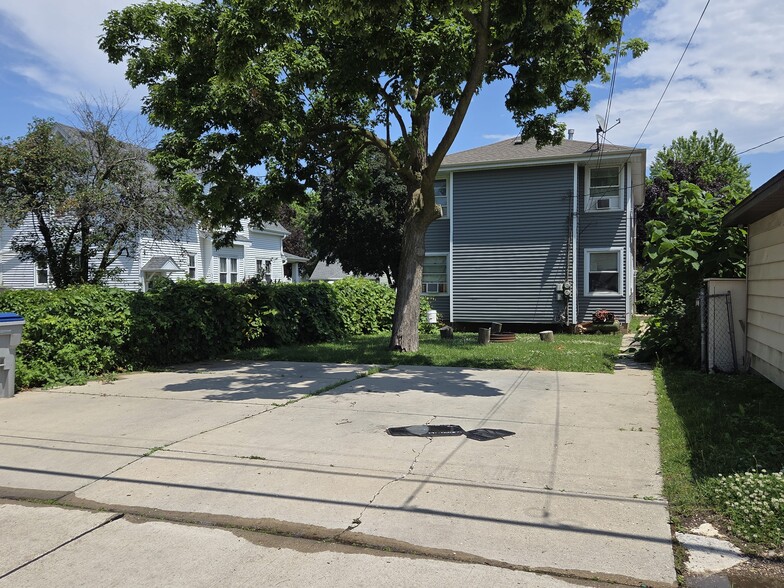 Building Photo - 453 S 72nd St