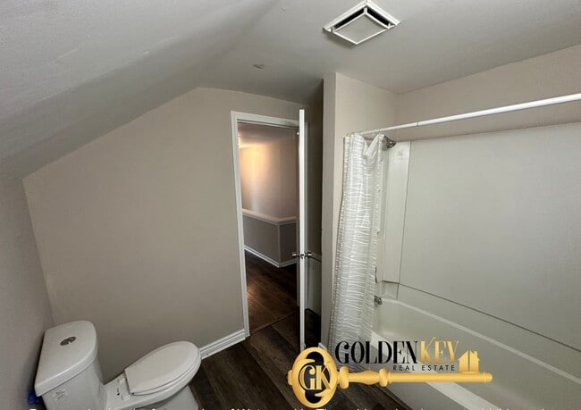 Building Photo - Spacious 4 bed / 2 bath with garage and fi...