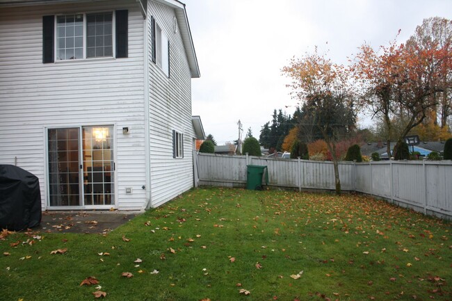 Building Photo - 3 bdrm, 2.5 bath, 2 car garage  (1 attache...