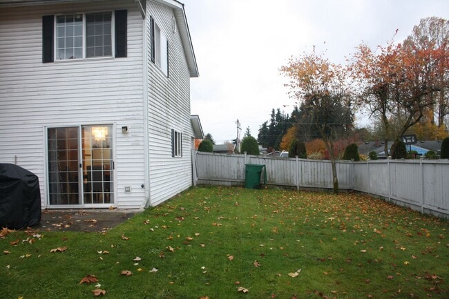 Building Photo - 3 bdrm, 2.5 bath, 2 car garage  (1 attached, 1 detached), Fenced yard, Minutes to Mall and I-5