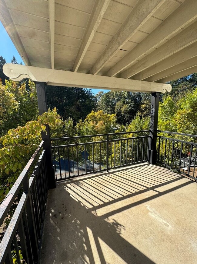 Building Photo - 2 Bedroom Townhouse- END UNIT - Everything You Need! Woodlands of Charlottesville *Only a $500 de...