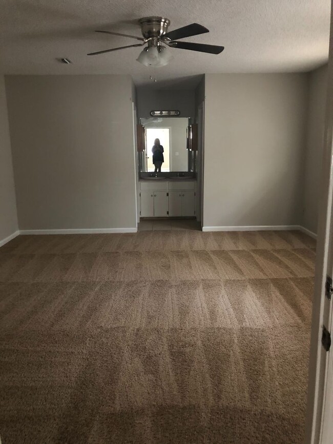 Building Photo - 4 Bedroom/2.5 Bath home in Daleville!