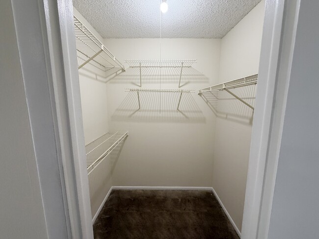 Building Photo - 1916 Lake Atriums Cir