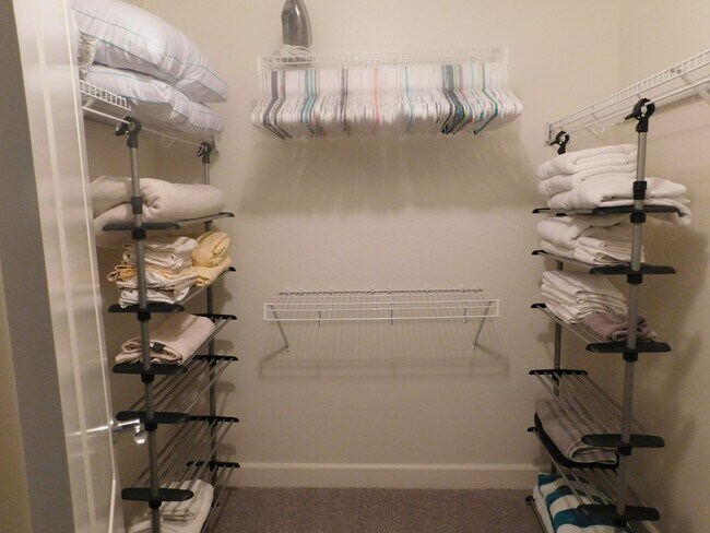 Building Photo - Fully Furnished 3BR/3BA Twnhs w/Prkg for 2 - Available Now