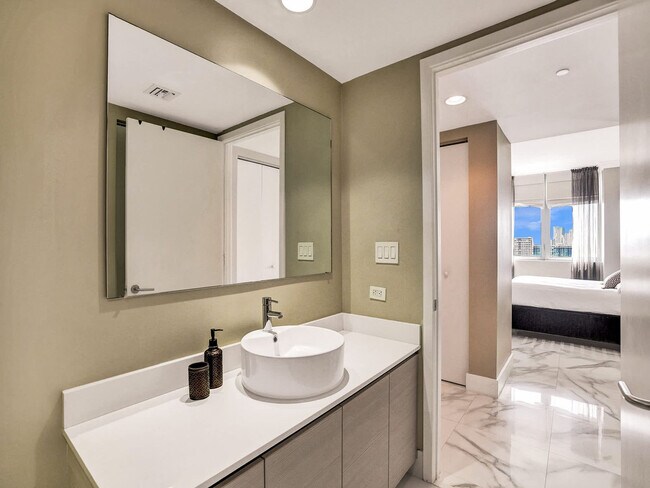 Building Photo - 2602 E Hallandale Beach Blvd