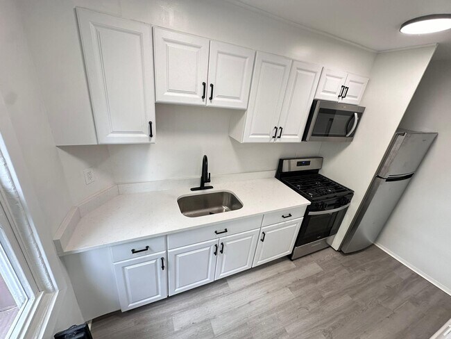 Building Photo - 109 S 7th Ave