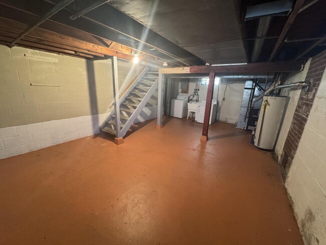 Building Photo - 2 Bedroom, 1 Bathroom Unit in 2nd Street D...