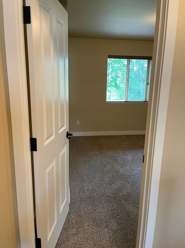 Building Photo - Beautiful 4 Bedroom in a small and exclusive neighborhood