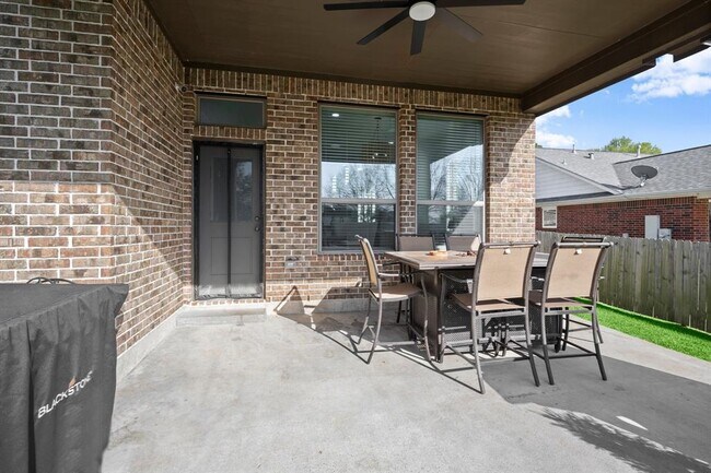 Building Photo - 9871 Twin Shores Dr