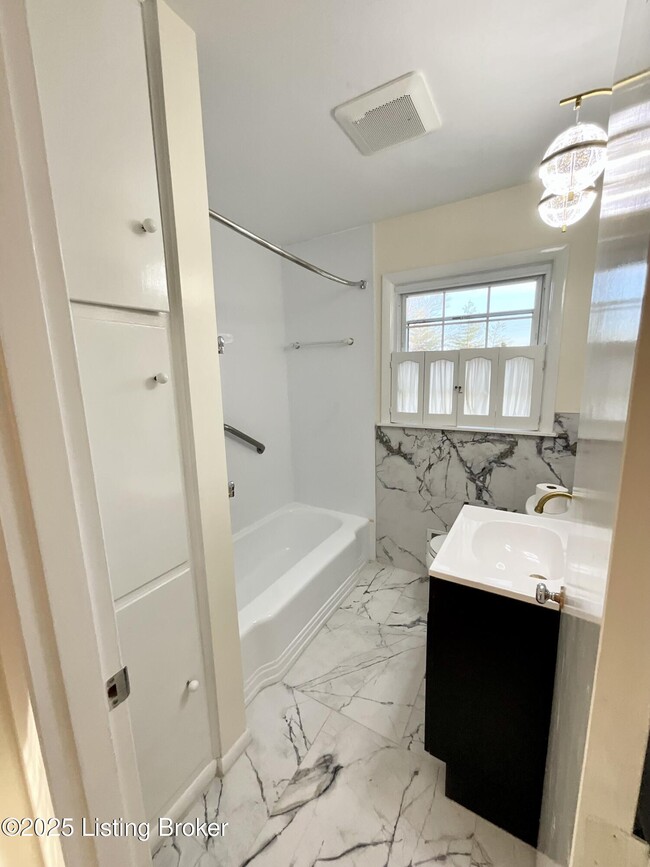 Building Photo - 7913 Greenway Dr