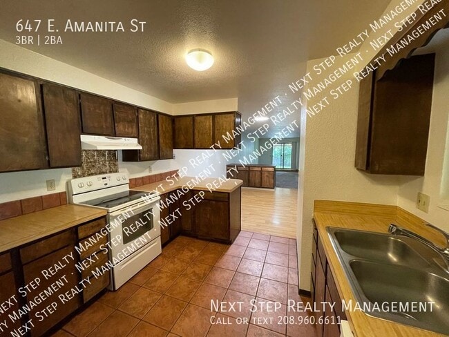 Building Photo - 647 E Amanita St