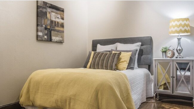 Building Photo - Vintage Cap Hill Condo