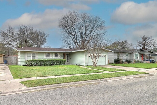 Building Photo - 913 Delaine Dr