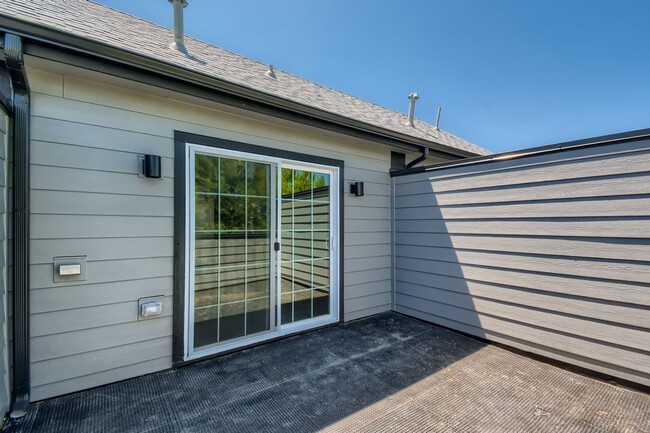 Building Photo - Accessible Townhome near Edgewater!