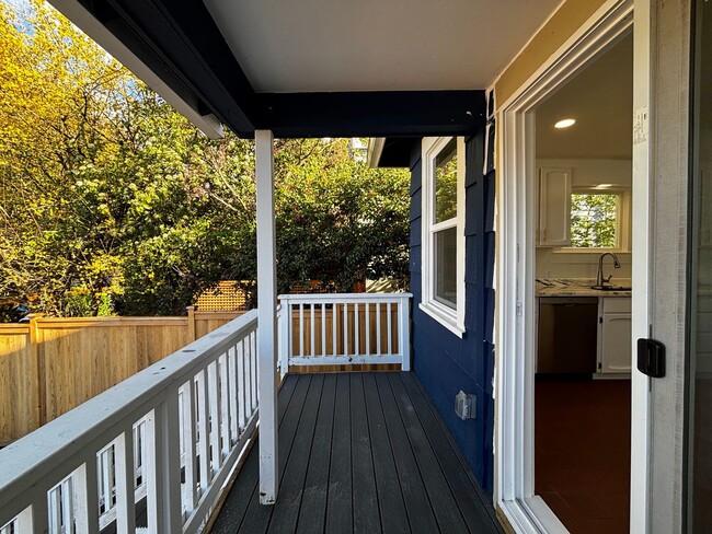 Building Photo - Charming duplex-style house in the heart of Green Lake and Tangletown