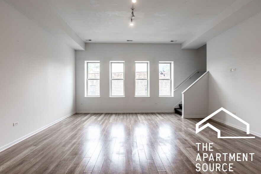 Building Photo - 2700 W North Ave