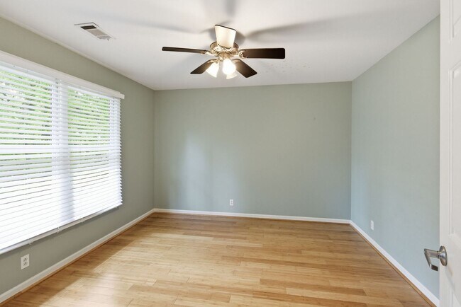 Building Photo - 913 Magnolia Ct W