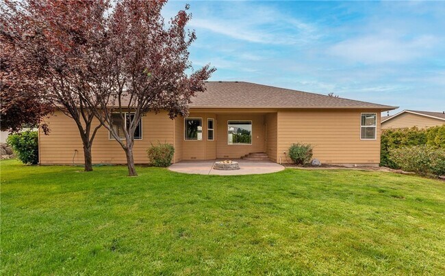 Building Photo - Gorgeous 4 bed, 3 full baths Craftsman Sty...