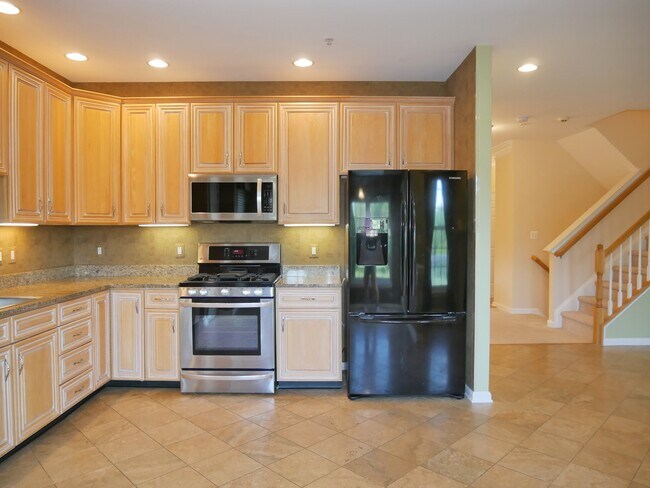 Building Photo - Gorgeous Former Model 4 Bed 2.5 Bath Townh...