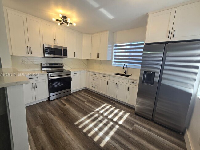 Primary Photo - 635 W 31st St