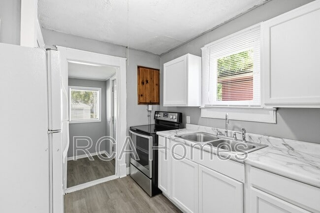Building Photo - 1358 N Gale St