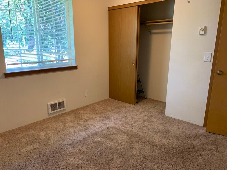 2nd bedroom - 2100 E Illinois St
