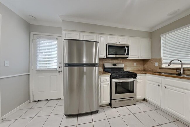 Building Photo - 8302 Hot Springs Dr