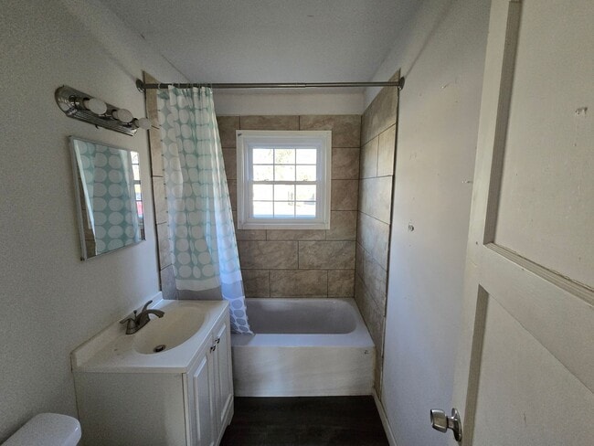 Building Photo - 3 bed 1 bath house