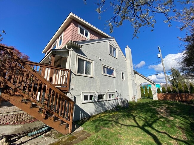 Building Photo - Ballard Loyal Heights Home