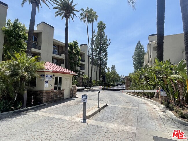 Building Photo - 21550 Burbank Blvd