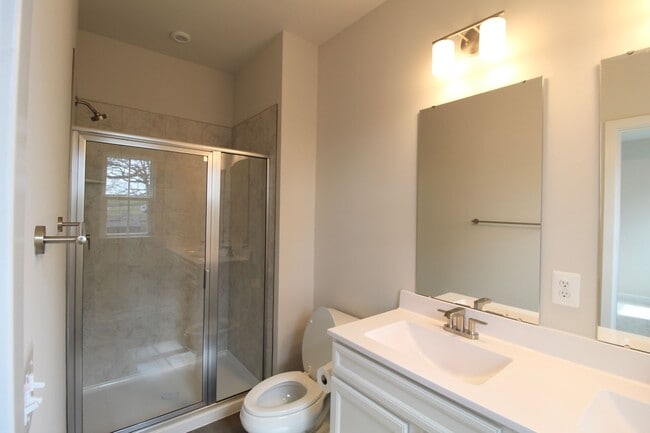 Building Photo - 3 Bedroom 2.5 Townhome Available Now!