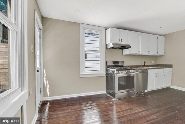 Building Photo - 2369 Canby St