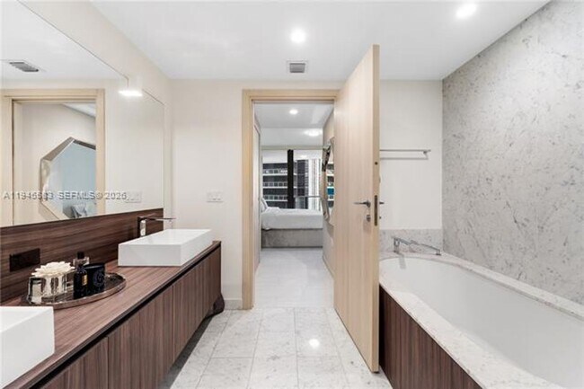 Building Photo - 1000 Brickell Plaza