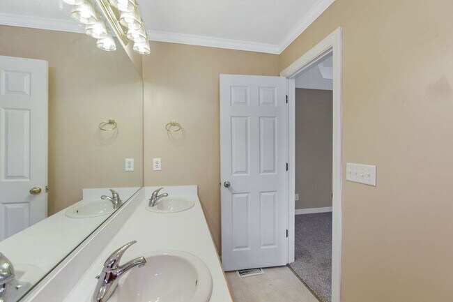 Building Photo - Adorable Ranch Home With Garage and Screen Porch!