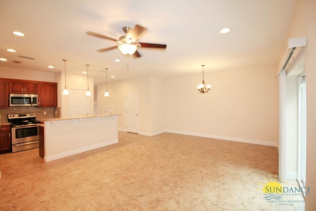 Building Photo - Nice 3 Bedroom Townhouse in The Palm Reserve