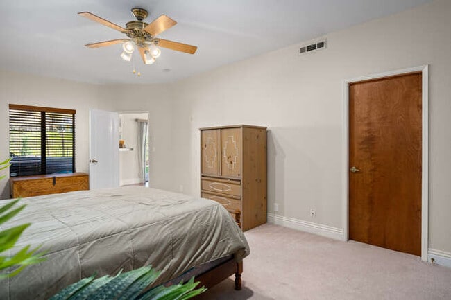 Building Photo - 10 Greenbrier Dr