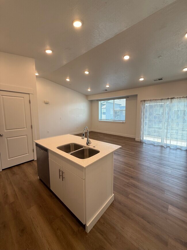 Building Photo - 471 W 15 S