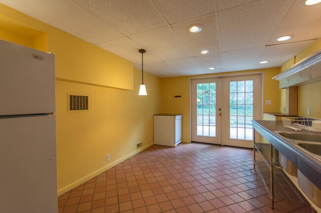 Building Photo - 321 S Eastside Dr