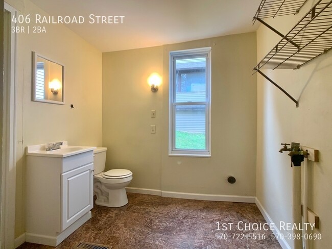 Building Photo - 406 Railroad St