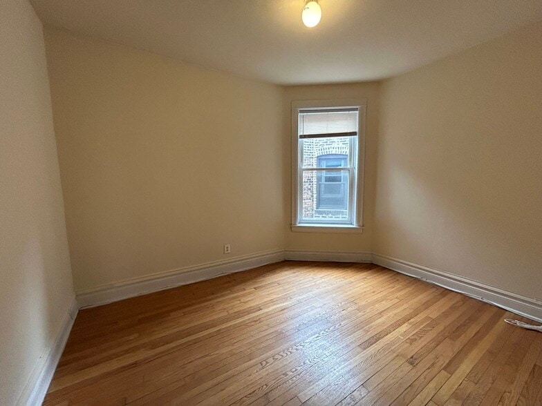 Building Photo - 1216 W Addison St