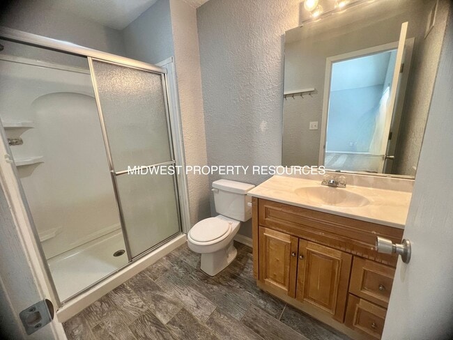 Building Photo - 3 bedroom, 2.5 bath 2 car garage Townhouse