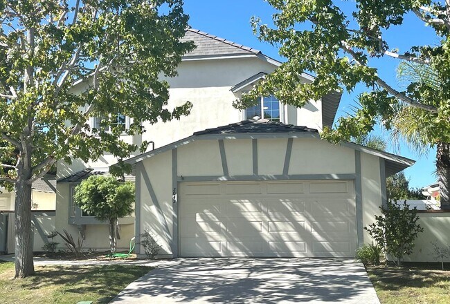 Building Photo - Modern & Gorgeous Private 2 BD / 1 BA Uppe...