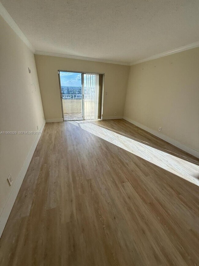 Building Photo - 900 NE 18th Ave