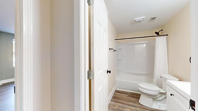 Building Photo - Renovated 4Bd 2.5 Bth Town Home Near Soula...