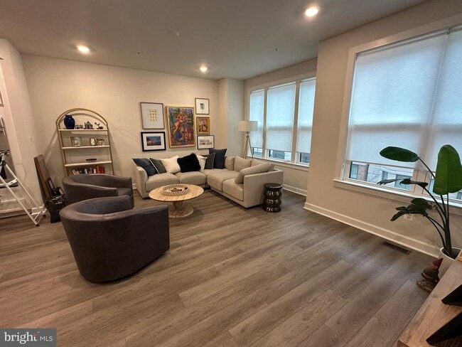 Building Photo - 209 Market Square NW