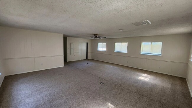Building Photo - 906 Avenue A