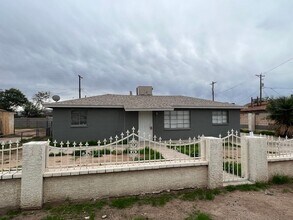 Building Photo - Bright & Comfortable Living in Prime Phoenix Location