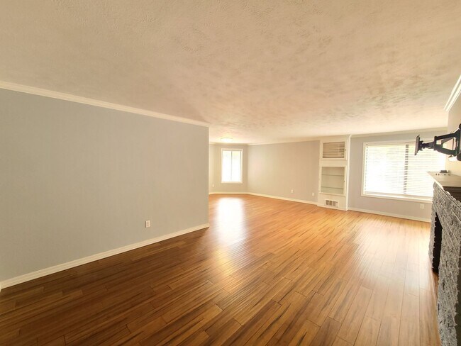 Building Photo - $1,695 - 2 Bed / 2 Bath Spacious Top Floor...