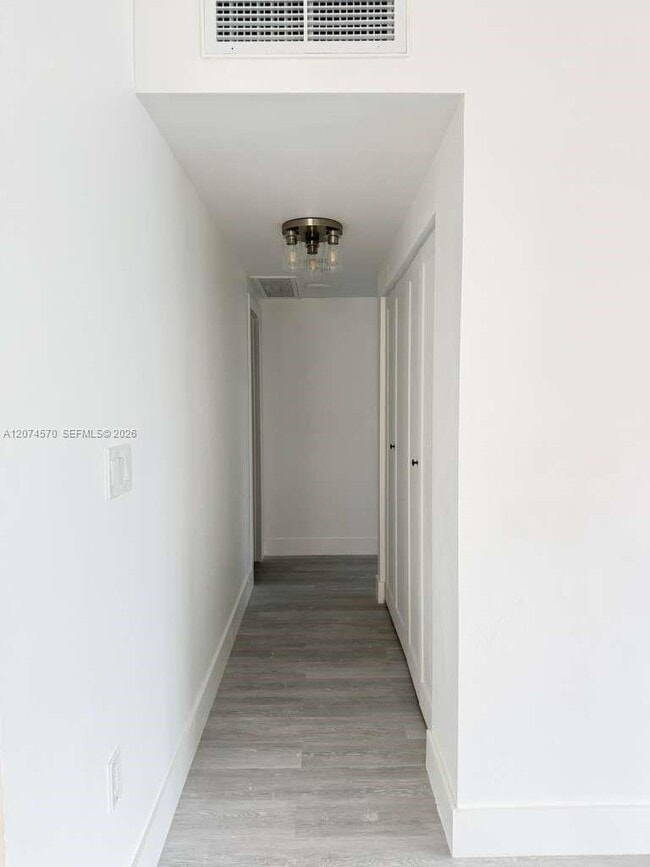 Building Photo - 500 Bayview Dr